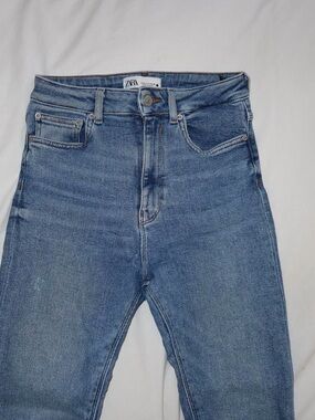 Zara Women's High-Rise Medium Blue Straight Jeans